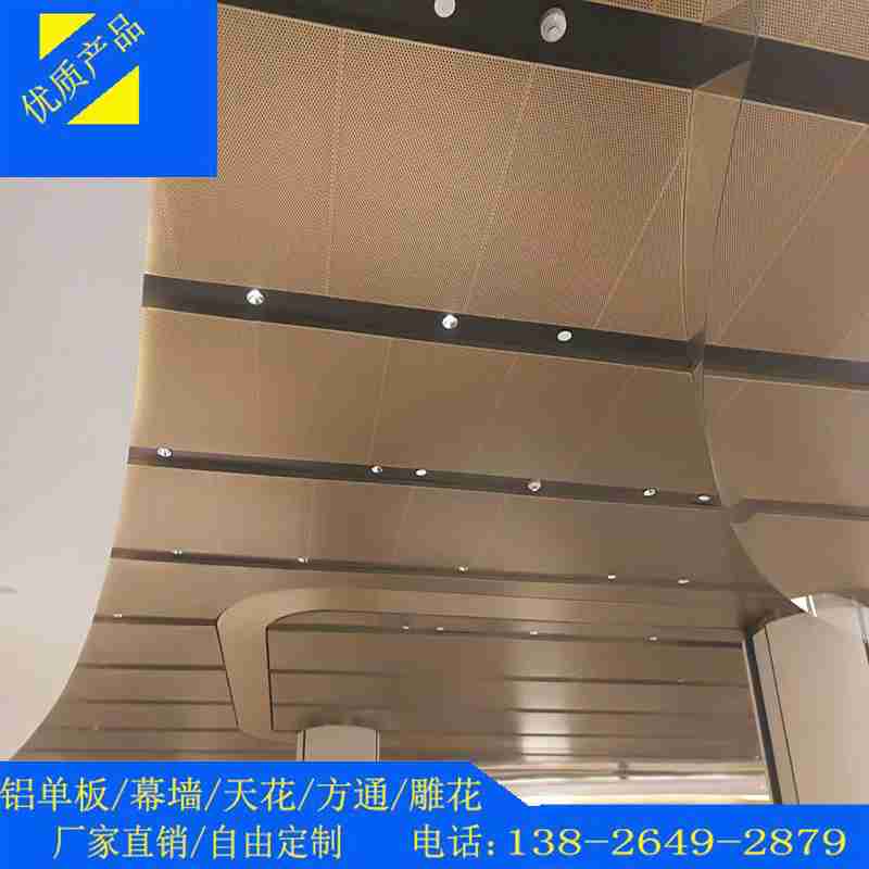 顾客在周尚元(右)店内点菜。人民网记者 时雨摄